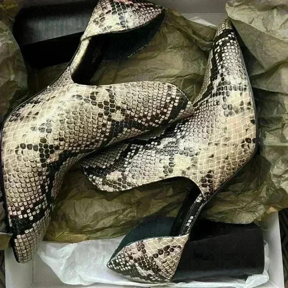 Charles David Faux Snake Skin Heel Booties 8.5 - Picture 2 of 10